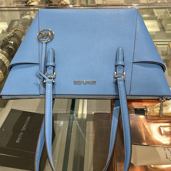 MICHAEL KORS
Jet Set Large Crossgrain Leather Top-Zip Charlotte Tote Bag
NWT - Picture 9 of 16